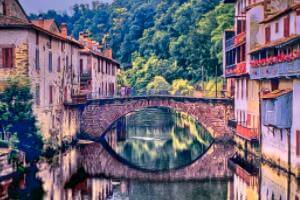 尤文图斯球员勇敢冲锋：黑白战袍下的无畏与荣耀